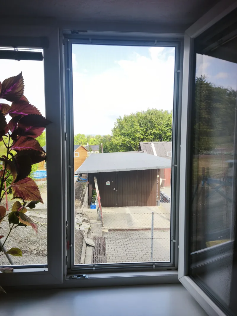 Sítě na okno, realizace Jabloňany